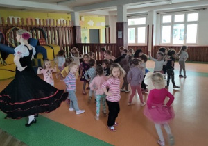 Dzieci uczą się kroków tańca.