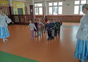 Dzieci uczą się kroków poloneza.