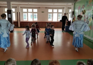 Dzieci uczą się kroków poloneza.