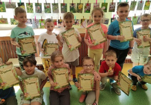 Dzieci pokazują otrzymane dyplomy za udział w konkursie.