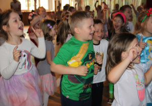 Tańce i zabawy dzieci podczas "Balu - Pożegnanie Przedszkola"