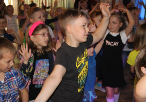 Tańce i zabawy dzieci podczas "Balu - Pożegnanie Przedszkola"