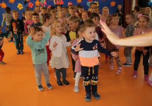 Dzieci podczas zabaw tanecznych
