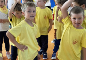Chłopcy w oczekiwaniu na kolejną zabawę