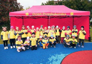 Dzieci świątujące Dzień Przedszkolaka