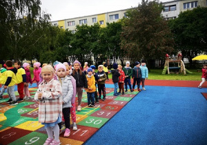 Dzieci podczas zabaw sportowych w ogrodzie przedszkolnym