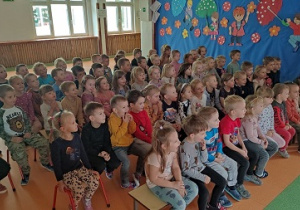 Dzieci oglądają przedstawienie pt. "Żuczek".