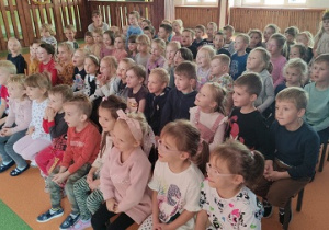 Dzieci oglądają przedstawienie pt. "Żuczek".