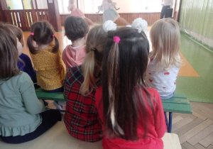 Dzieci oglądające występ baletowy.