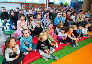 Dzieci oglądające występ baletowy.