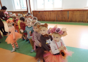 Zabawy dzieci na "Balu jesieni"