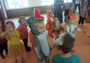 Dzieci tanczą na balu jesieni