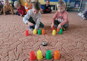 Dzieci układają kubeczki według wzoru