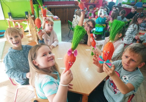 Dzieci ze stworzonymi sizalowymi marchewkami.