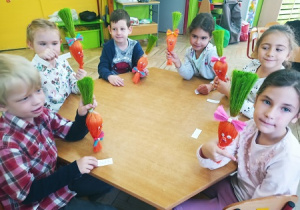 Dzieci ze stworzonymi sizalowymi marchewkami.