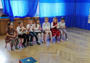 Zdjęcie dzieci biorących udział w konkursie