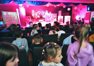 Dzieci oczekujące na przedstawienie uczniów w SP44.