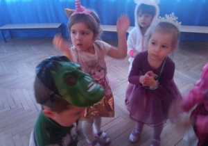 Dzieci tańczą na balu.