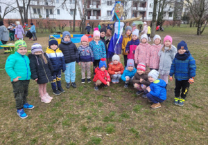 Dzieci z grupy "Bąbelki" stoją z kukłą Marzanny.