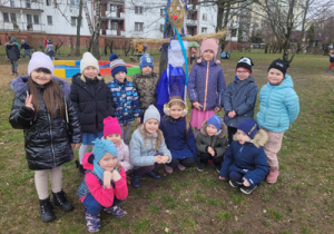 Dzieci z grupy "Gwiazdeczki" stoją z kukłą Marzanny.