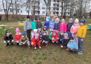 Dzieci z grupy "Wiewiórki" stoją z kukłą Marzanny.
