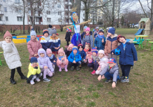 Dzieci z grupy "Słoneczka" stoją z kukłą Marzanny.