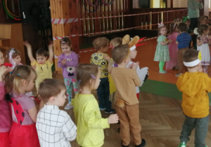 Tańce i zabawy dzieci podczas Balu Wiosny.