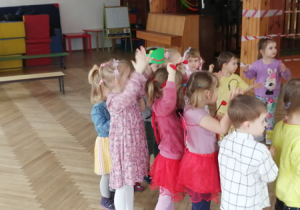 Tańce i zabawy dzieci podczas Balu Wiosny.