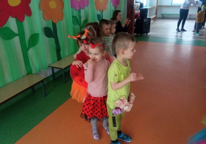Dzieci tańczą na Balu Wiosny.