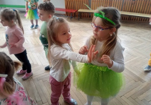 Dzieci tańczą na Balu Wiosny.