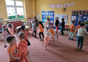 Dzieci tańczą w parach do piosenki "Urodziny Marchewki"