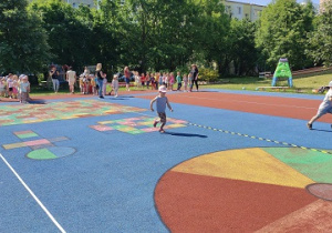 Dzieci uczestniczą w zawodach sportowych.