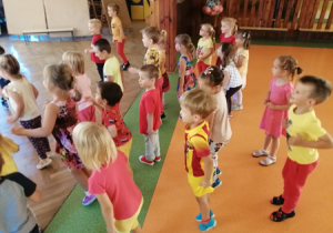 Dzieci tańczą podczas zabawy z okazji Dnia Przedszkolaka.