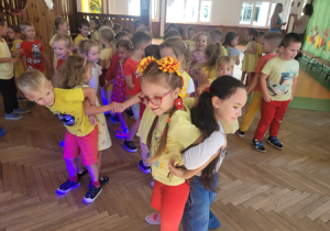 Dzieci tańczą podczas zabawy z okazji Dnia Przedszkolaka.