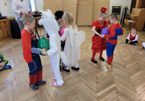 Dzieci uczestniczą w konkursie "Taniec z balonem"