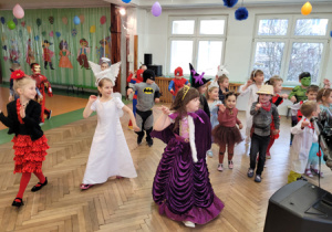 Dzieci tańczą na balu