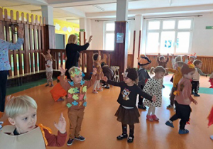 Dzieci tańczą podczas balu.