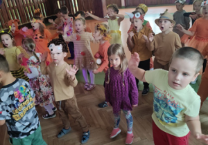 Dzieci tańczą podczas balu.
