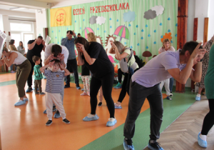 Dzieci tańczą razem z rodzicami.