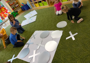 Dzieci grają w "Kółko i krzyżyk".