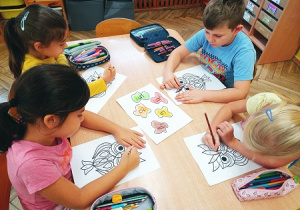 Dzieci kolorują obrazek według kodu.
