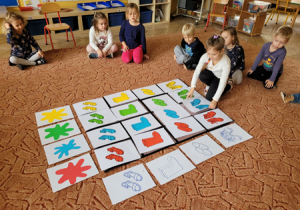 Dzieci układają obrazki według kodu.