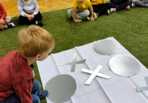 Dzieci grają w "Kółko i krzyżyk".