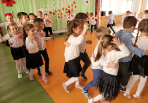 Dzieci tańczą Krakowiaka.