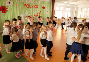 Dzieci tańczą Krakowiaka.