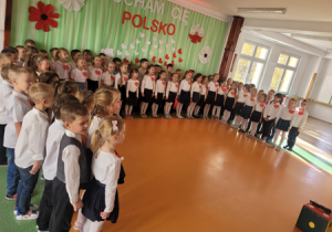 Dzieci śpiewają Hymn Polski „Mazurek Dąbrowskiego”.