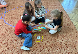 Dzieci w zespole układają puzzle.
