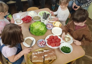 Dzieci samodzielnie wykonują zdrowe kanapki.