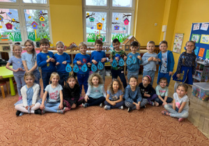 Zdjęcie grupowe dzieci trzymających napis "Dzień Wody".