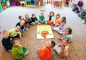 Dzieci podczas zajęć z okazji Światowego Dnia Marchewki.